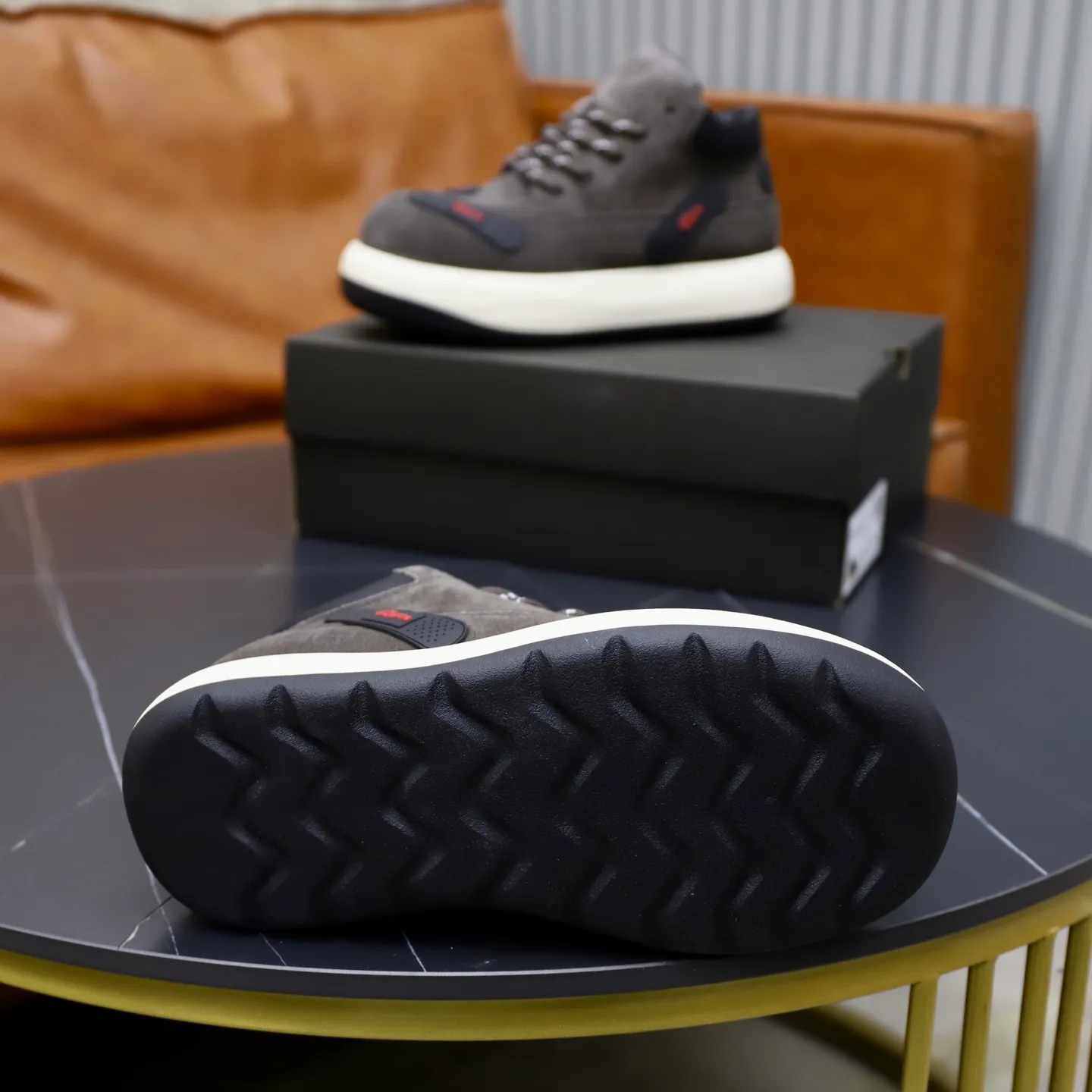 Ex-factory price: 680💰Thick wool imported from Australia Brand: UGG genuine purchase Size: 39-44 Grade: Official website 1:1 Material: First layer of genuine leather waterproof and antifreeze upper Real wool lining Original non-slip soft wear-resistant outsole Style category: Men's casual shoes Trendy style Comfortable on the feet Color: Official website color synchronization